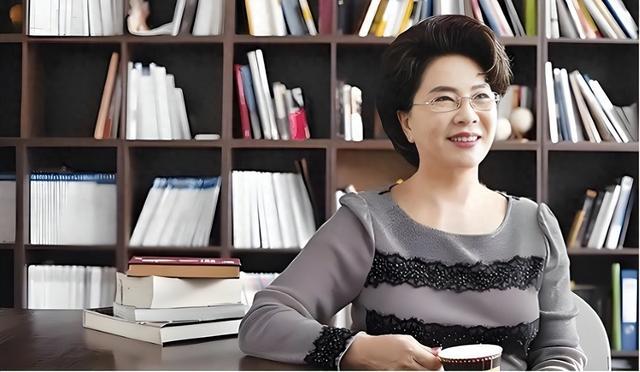 93岁女校长冻龄火了！高跟鞋爬楼热舞不喘，网友：我甘拜下风