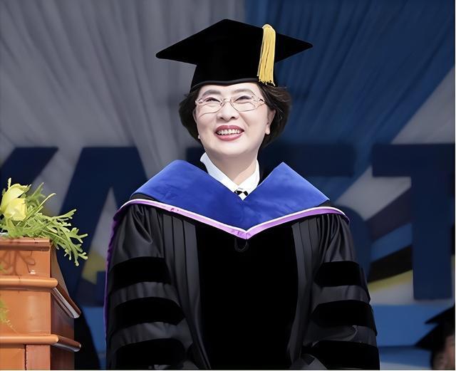 93岁女校长冻龄火了！高跟鞋爬楼热舞不喘，网友：我甘拜下风