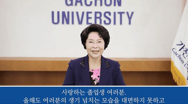 93岁女校长冻龄火了！高跟鞋爬楼热舞不喘，网友：我甘拜下风